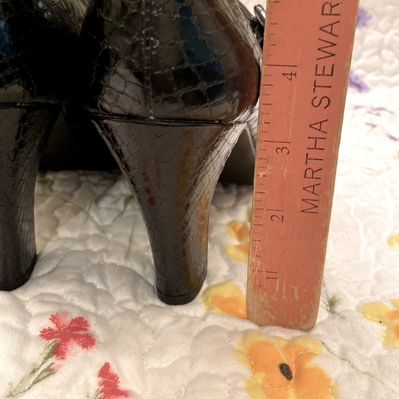 NWOT Life Stride Heels Shoes Vivian Black Reptile 3” Heel Peekaboos SZ 7 1/2 M - Picture 10 of 15